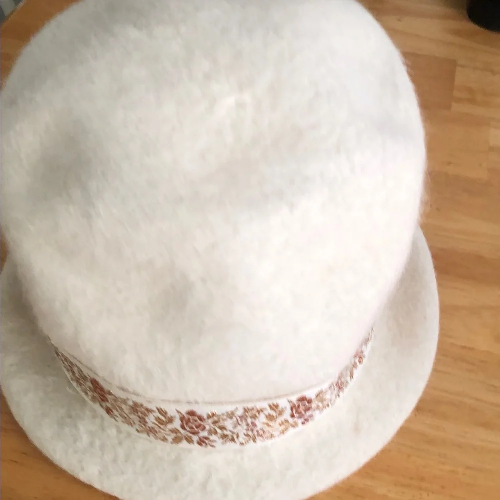 Woman’s Arrogate rare VTG 100% rabbit fur White bucket Hat with Floral band.